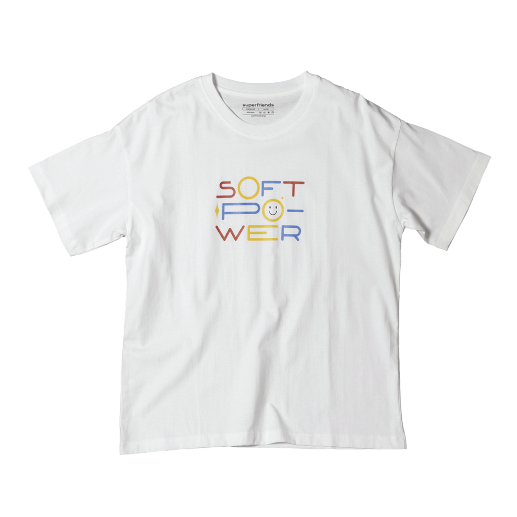 เสื้อยืดสีขาว ลาย soft power ด้านหน้า ดีไซน์โดย softpomz